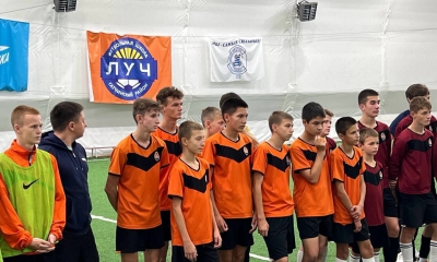 Юные футболисты из подшефного на Донбассе Енакиево встретились в товарищеском матче со звездами театральной футбольной лиги Санкт-Петербурга