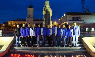 В Гатчине Ленинградской области #ВолонтерыПобеды вышли на Площадь Победы почтить память всех тех, кто не вернулся со страшной войны