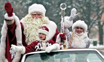 25, 27, 30 декабря на улицах Гатчины вы сможете увидеть Деда Мороза и Снегурочку