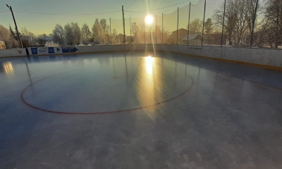 Где в Гатчинском районе можно покататься на коньках и поиграть в хоккей