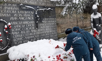 Сотрудники МЧС почтили память героев-подпольщиков в Гатчине