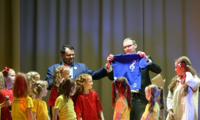 Представители АО «ЛОЭСК» посетили отчетный концерт детского вокального коллектива «Веснушки» и вручили новую форму детям